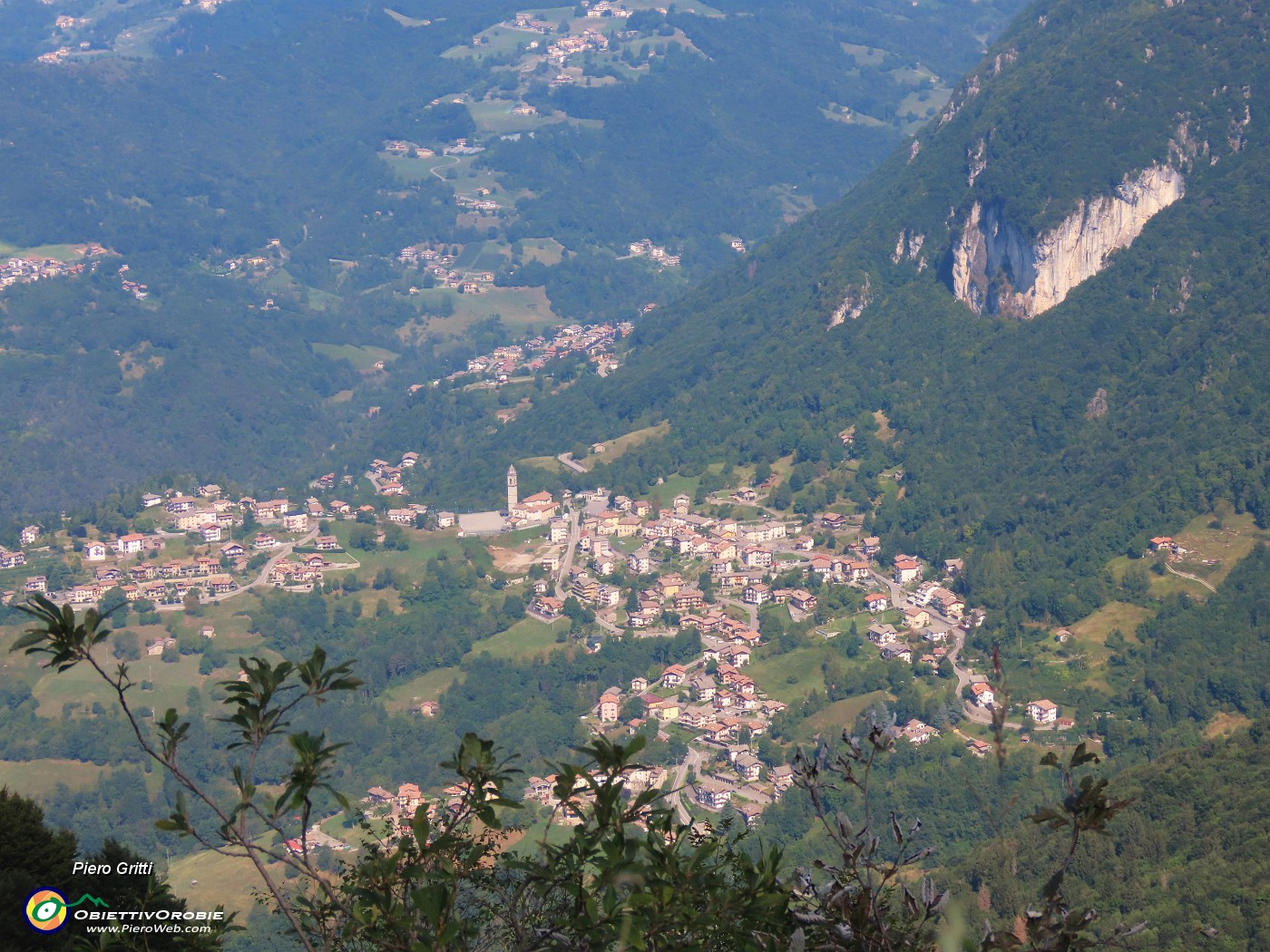 44 Dal Rif. al Suchello vista sulla sottostante Cornalba con la Corna Bianca.JPG